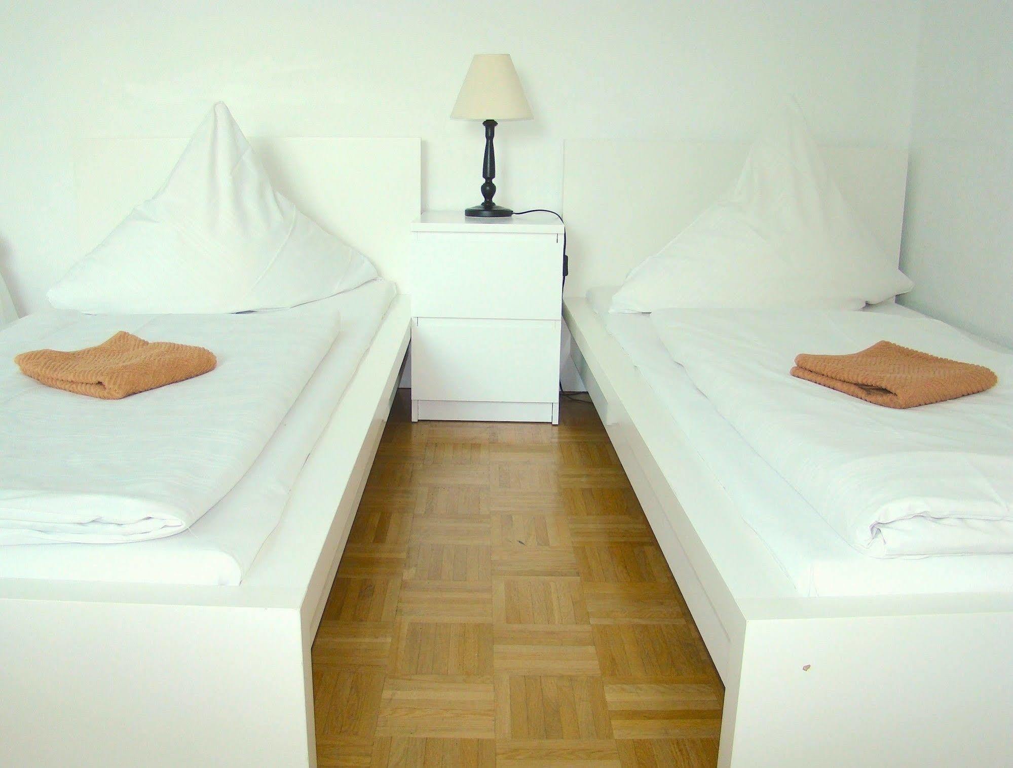 Near Brandenburg Gate - & Auberge de jeunesse *